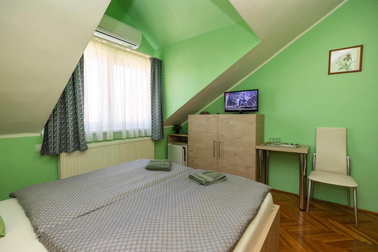 エゲル Cecey Vendeghaz Bed & Breakfast エクステリア 写真