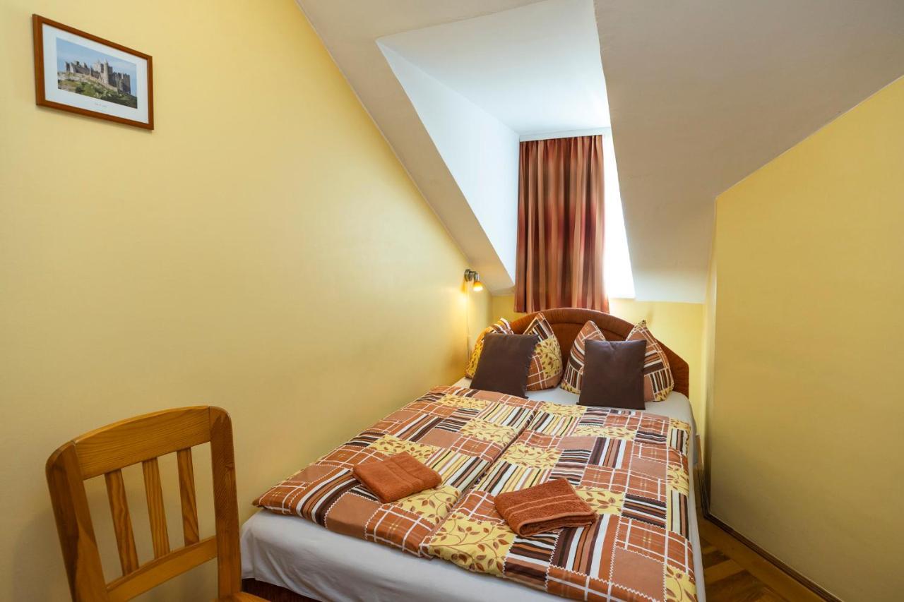 エゲル Cecey Vendeghaz Bed & Breakfast エクステリア 写真