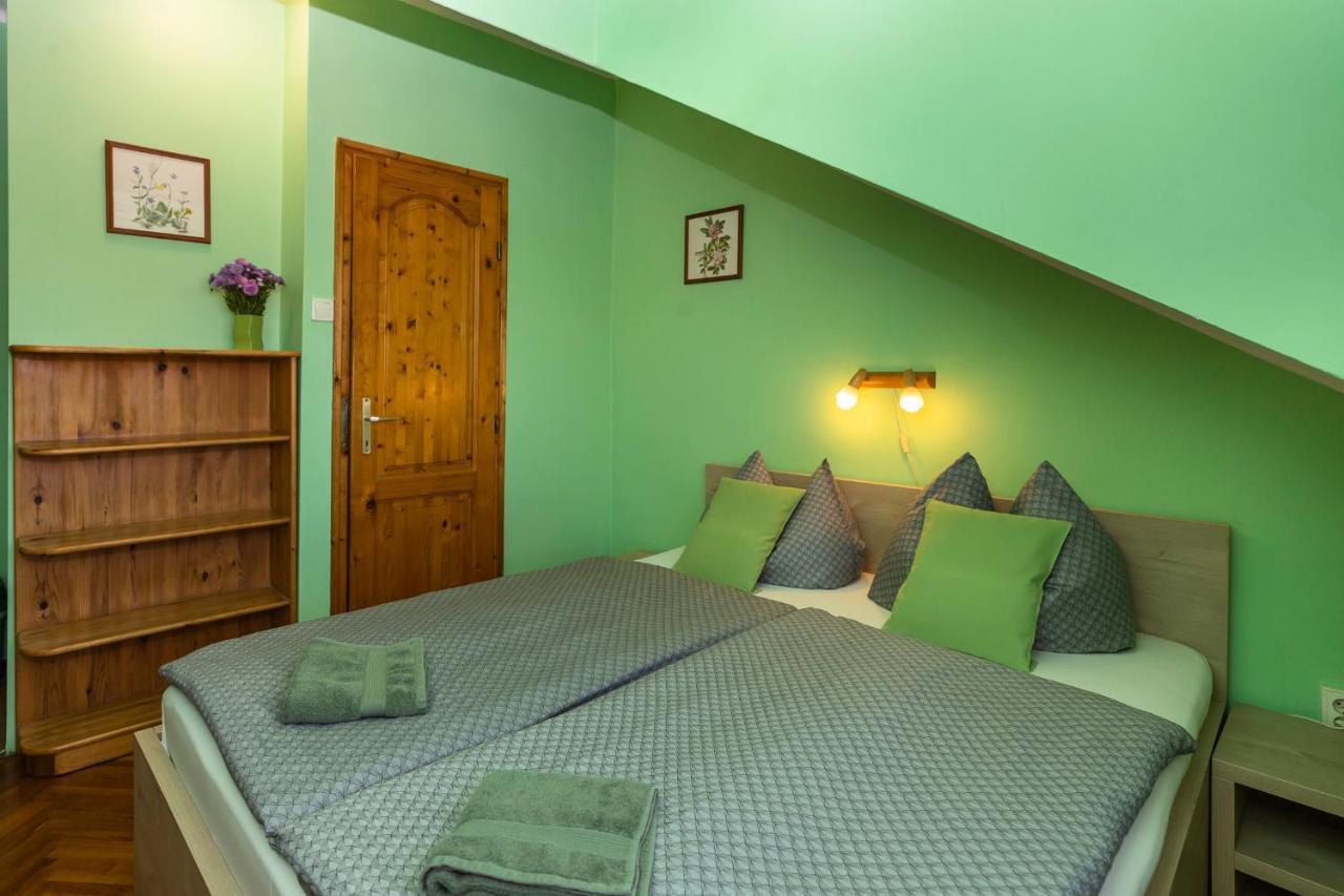 エゲル Cecey Vendeghaz Bed & Breakfast エクステリア 写真