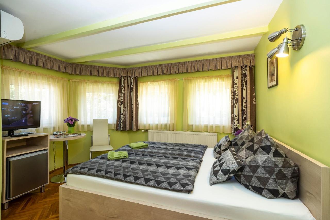 エゲル Cecey Vendeghaz Bed & Breakfast エクステリア 写真