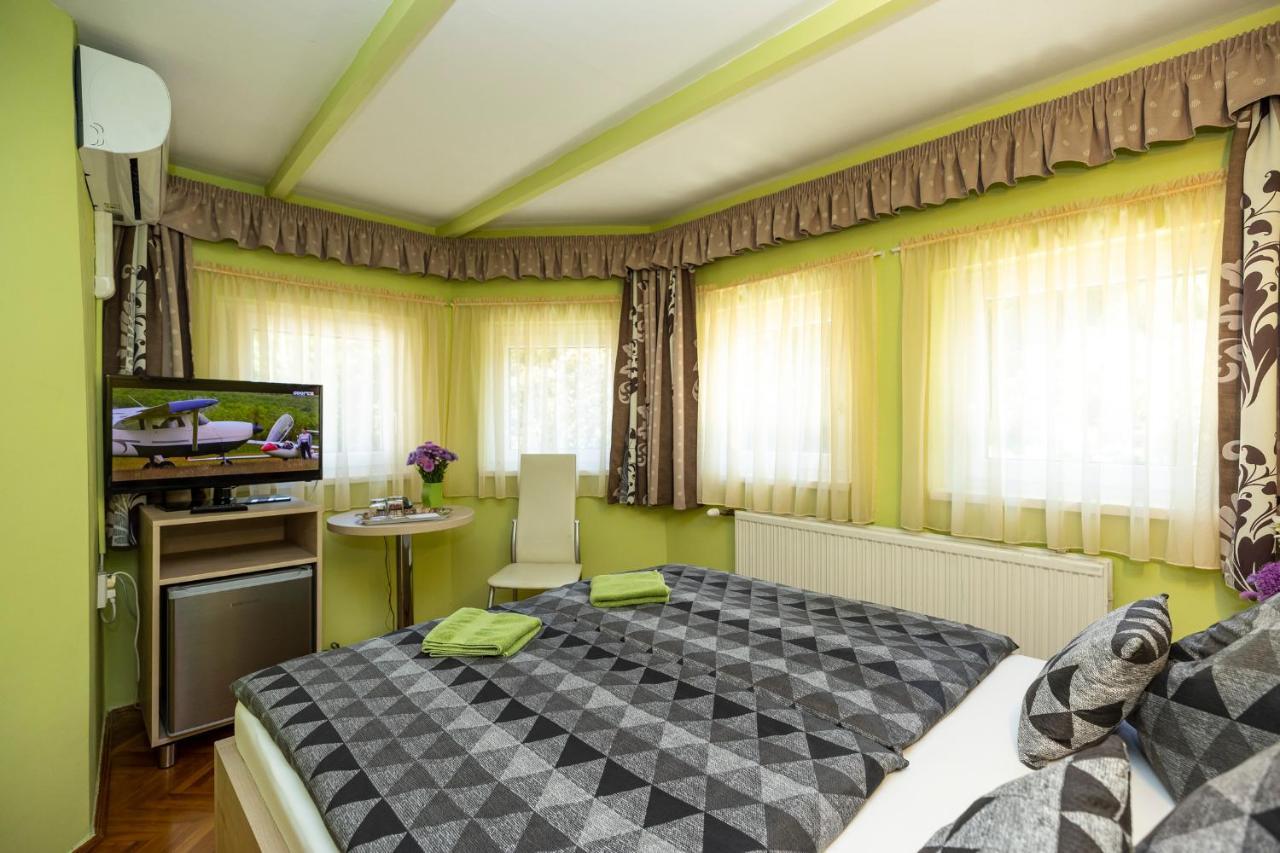 エゲル Cecey Vendeghaz Bed & Breakfast エクステリア 写真